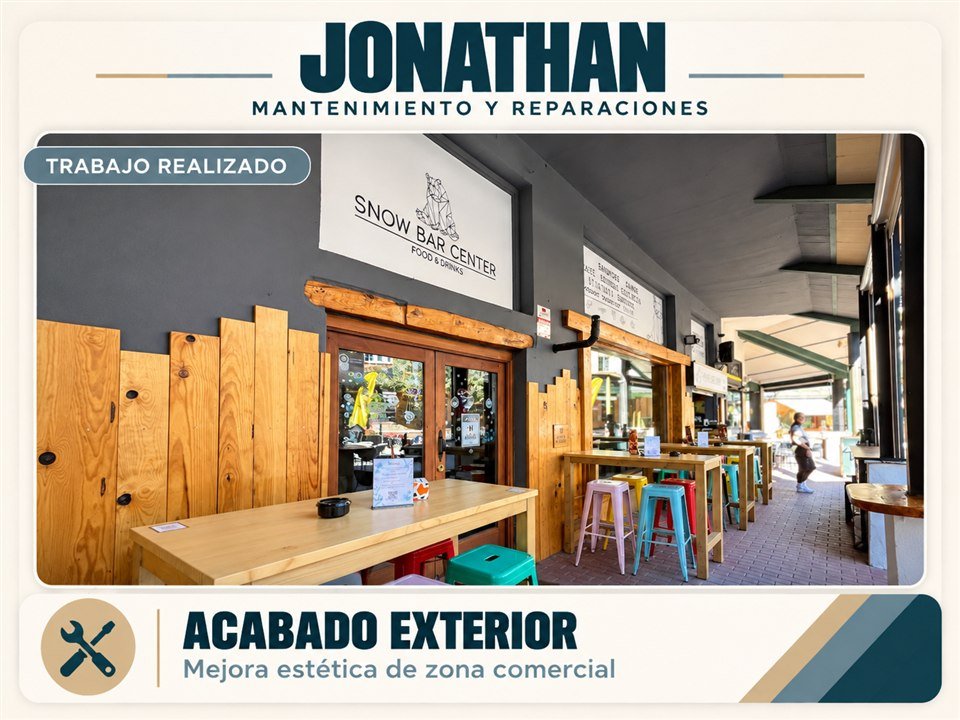 Acabado exterior comercial. Acabados de madera en un espacio comercial.